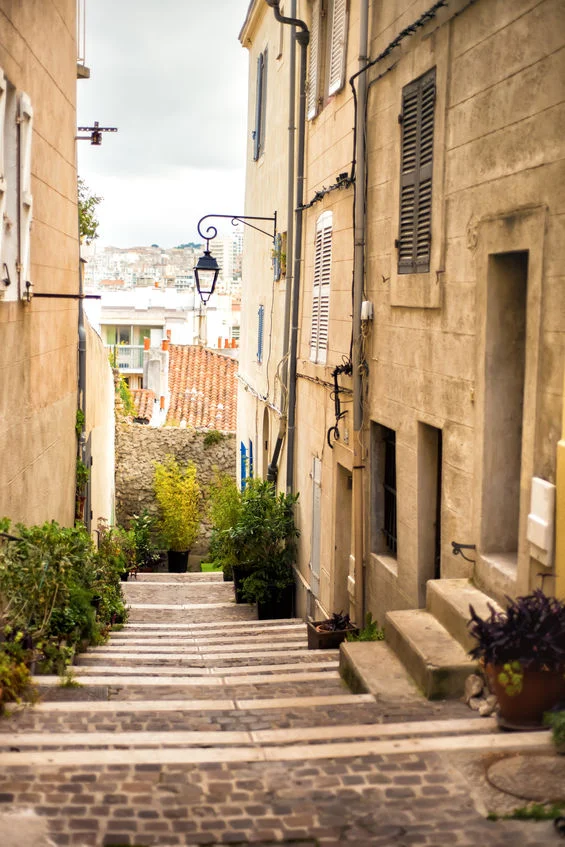 Vous consultez actuellement Comment visiter gratuitement les studios de Plus belle la vie à Marseille ?