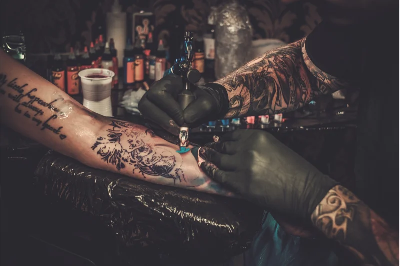 Tatoueur bras