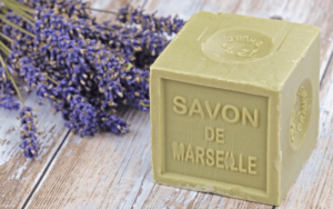 Lire la suite à propos de l’article Comment faire soi-même du vrai savon de Marseille ?