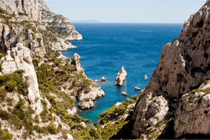Lire la suite à propos de l’article Comment réserver sa balade dans les calanques de Sugiton et des Pierres Tombées en 2024 ?