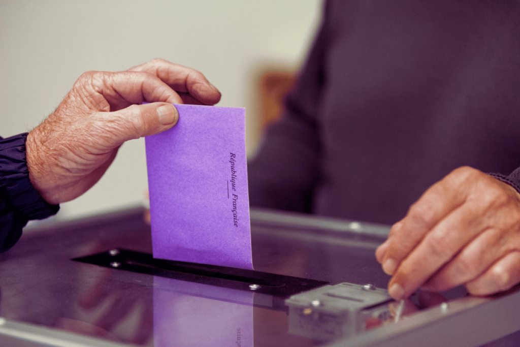 Vote avec bulletin dans l'urne